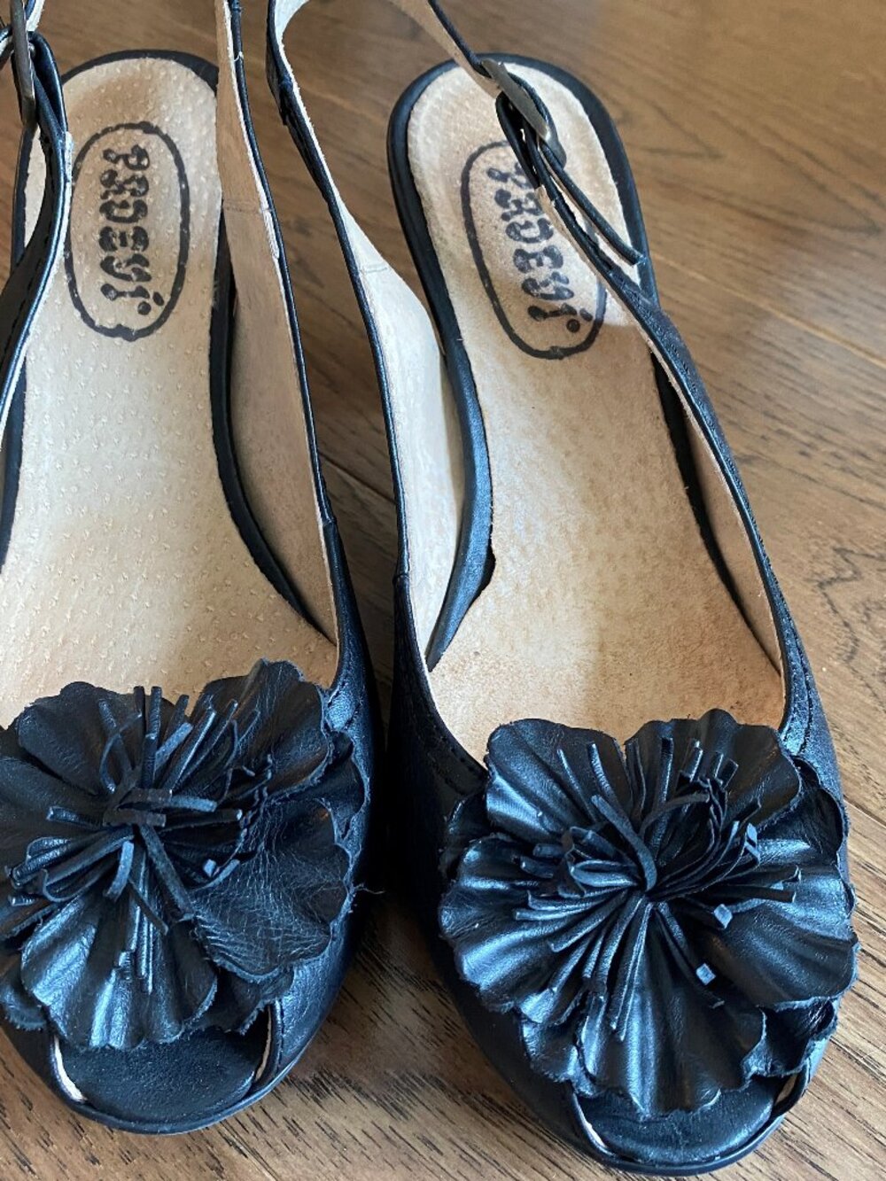 Sandale noire en cuir avec fleur sur le devant